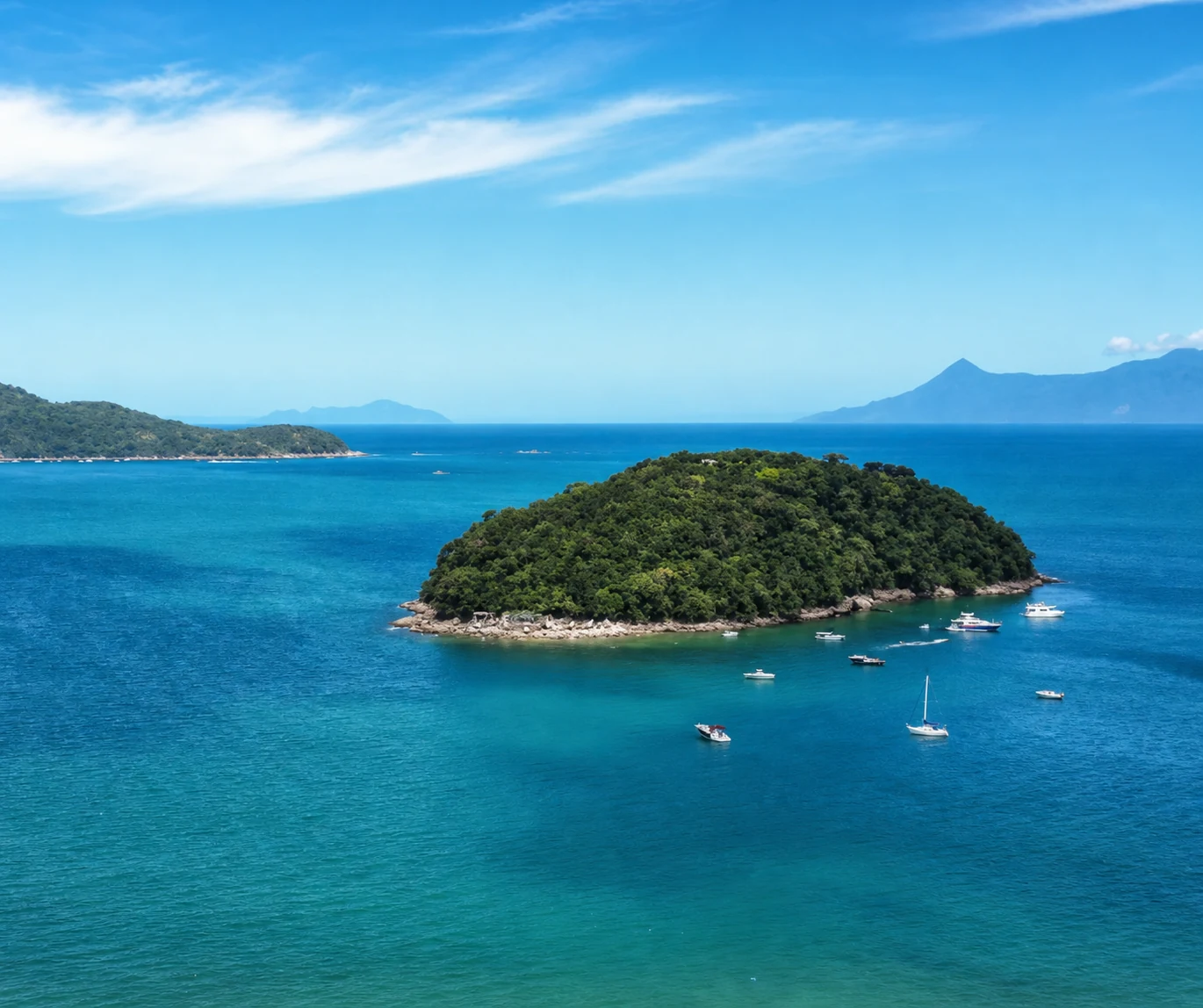 Ilha da Cocanha cercada pelo mar azul