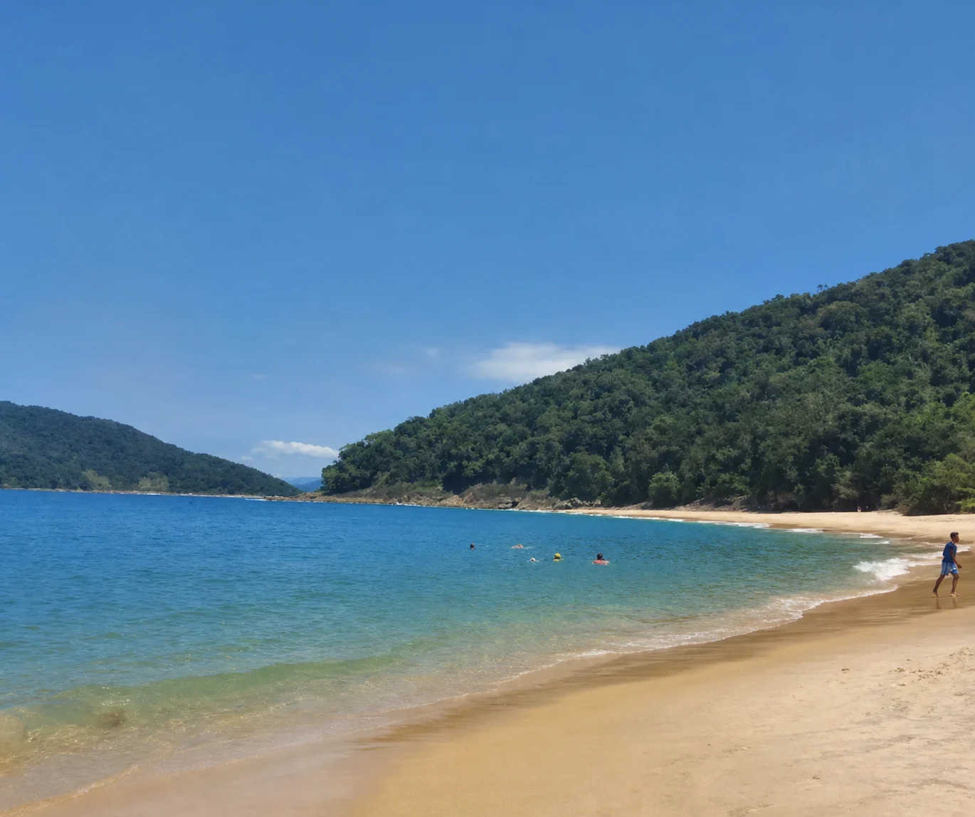 Praia da Figueira no litoral sul de Ubatuba
